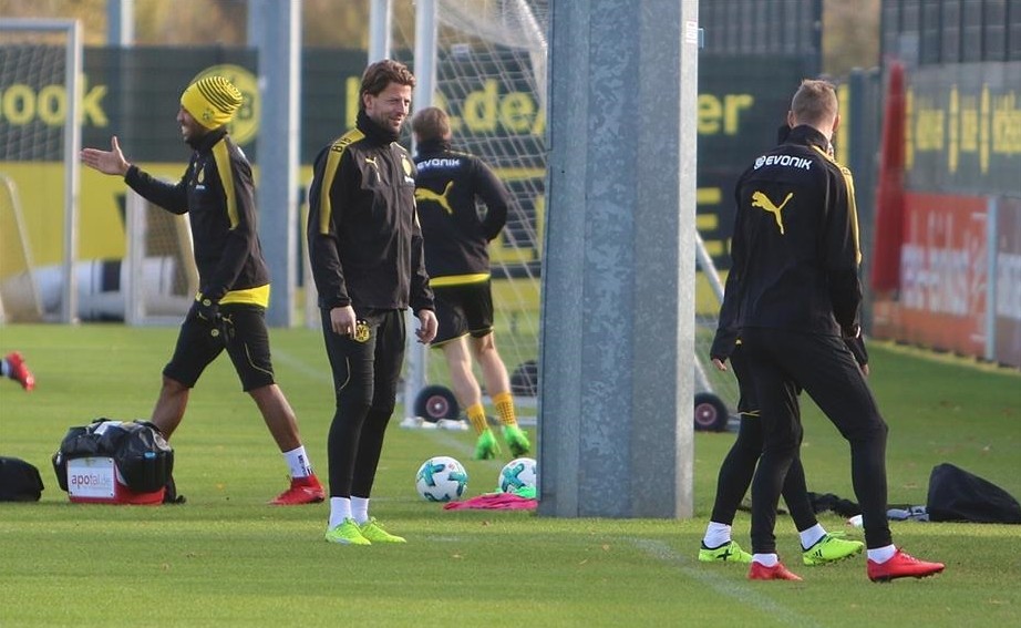 Reus chạy ngoài đường pitch, hướng anh nhìn về phía đồng đội - Bóng Đá