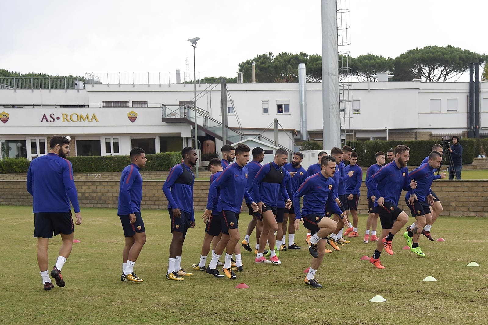 Roma tập luyện ở mặt sân như 'mặt ruộng' - Bóng Đá
