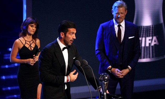 Bại tướng của Ronaldo đoạt danh hiệu 