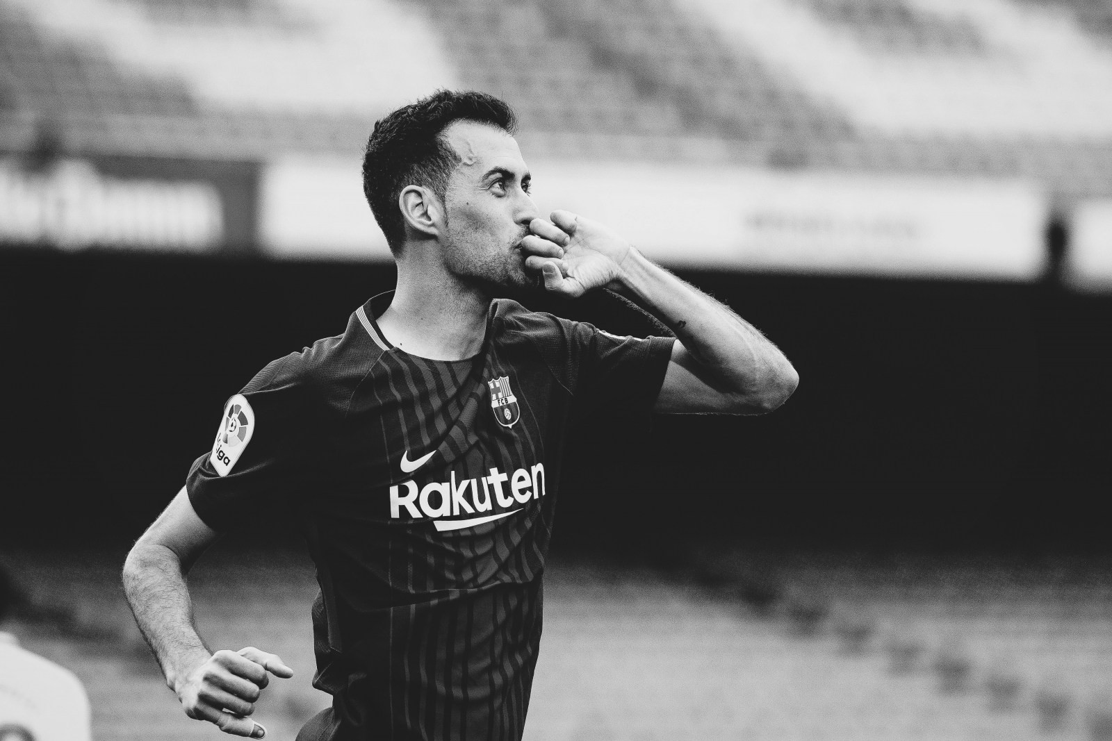 Sergio Busquets: Vĩ đại từ sự giản đơn (Phần 1) - Bóng Đá