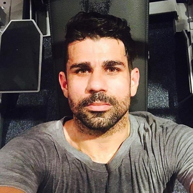 Diego Costa rạng ngời ở sân bay, sẵn sàng 