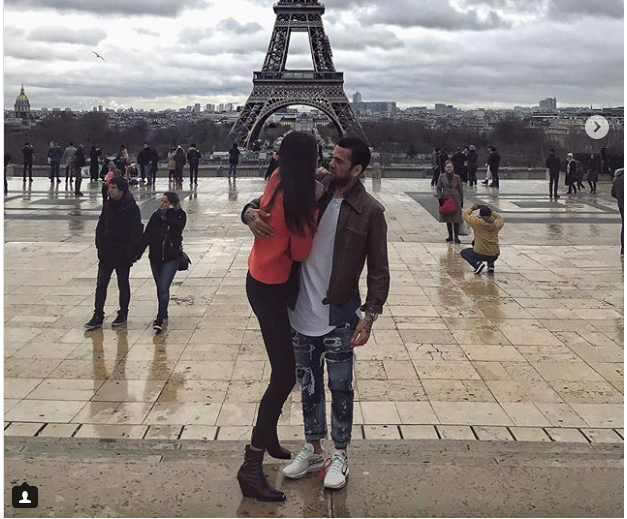 Dani Alves khoe ảnh tình tứ bên vợ dưới tháp Eiffel - Bóng Đá