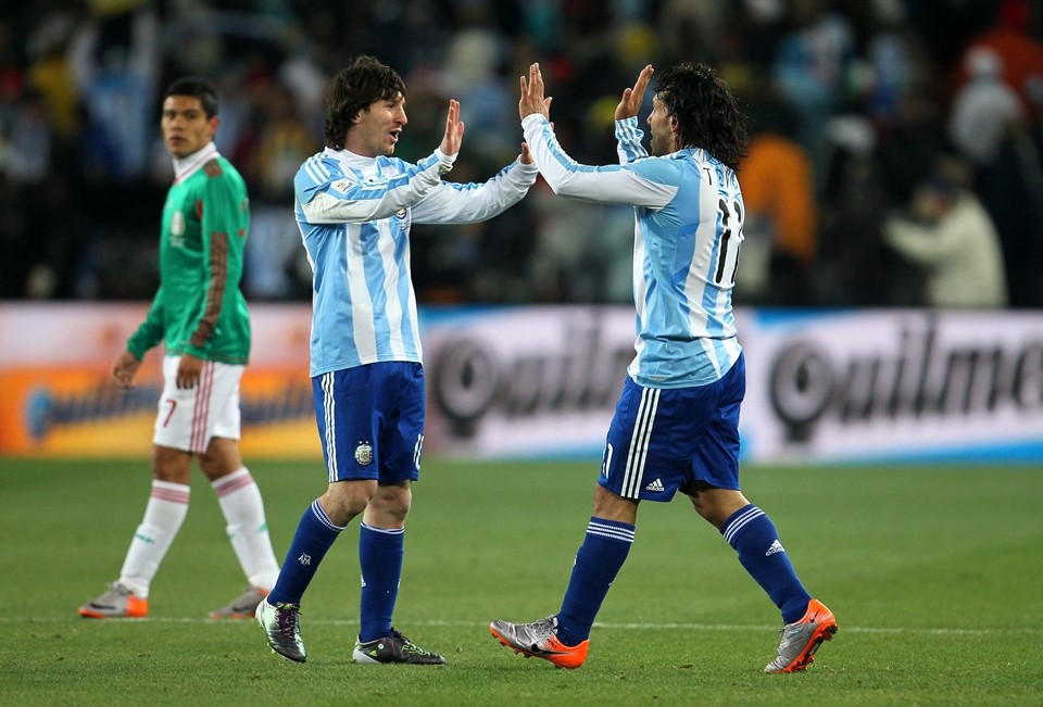 Carlos Tevez chỉ ra sự khác biệt giữa Lionel Messi và Cristiano Ronaldo - Bóng Đá