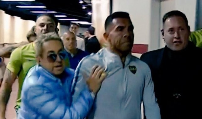 Kinh hoàng! Bị CĐV River Plate tấn công, cầu thủ Boca chấn thương, Tevez sợ xanh mặt - Bóng Đá