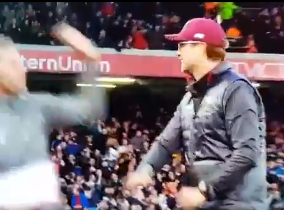 Carragher để ý thấy HLV thủ môn Liverpool chỉ đạo Alisson bắt pen - Bóng Đá