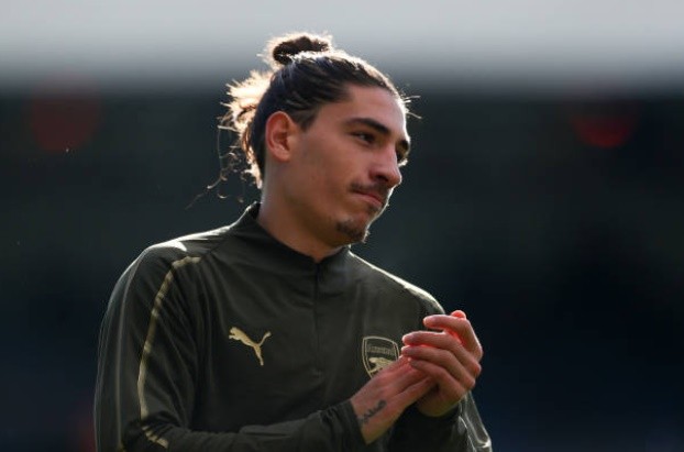 Emery lý giải quyết định thay Bellerin giữa trận - Bóng Đá