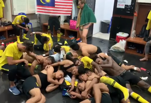 Tập thể Malaysia troll Chatchai - Bóng Đá
