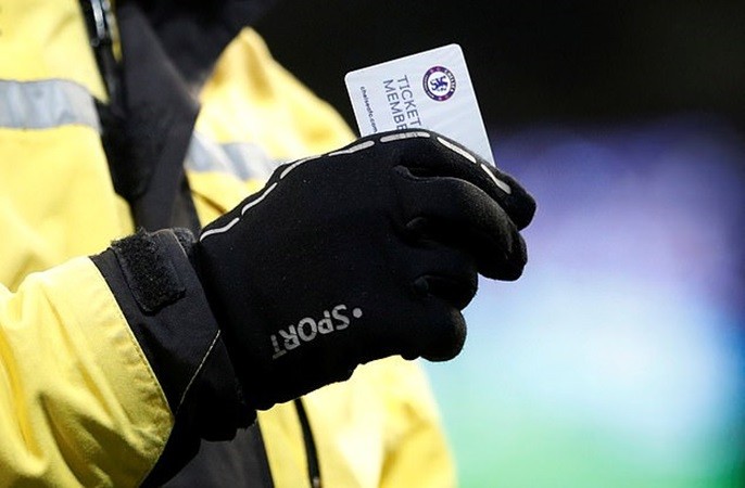 Sốc! Thua đau Man City, CĐV ném 