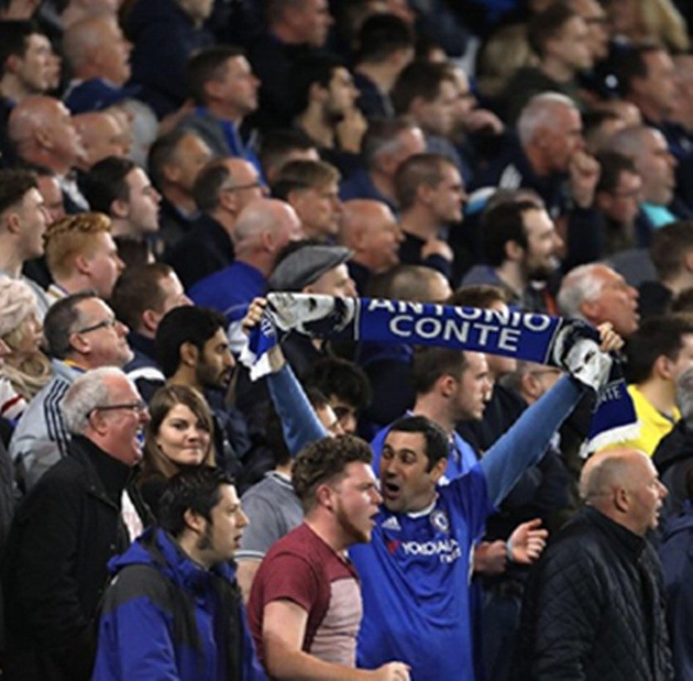 CĐV Chelsea bẽ mặt vì ‘thiếu kiến thức’ về Huddersfield - Bóng Đá