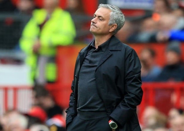 Mourinho mặt tối sầm, ủ rũ khi đến phòng họp báo của Man Utd - Bóng Đá