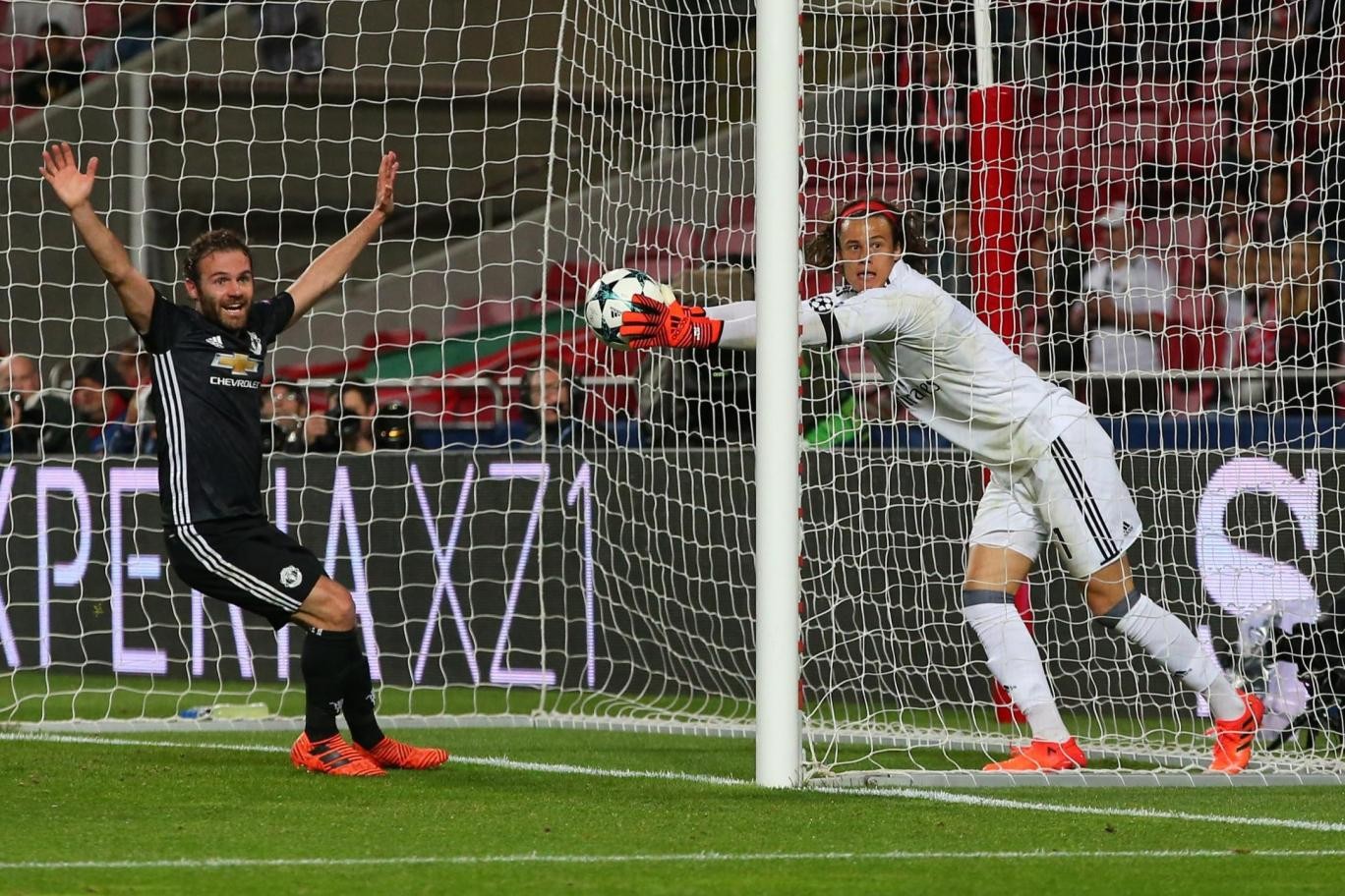 Những cái ôm nồng thắm của dàn sao M.U trên sân Benfica - Bóng Đá