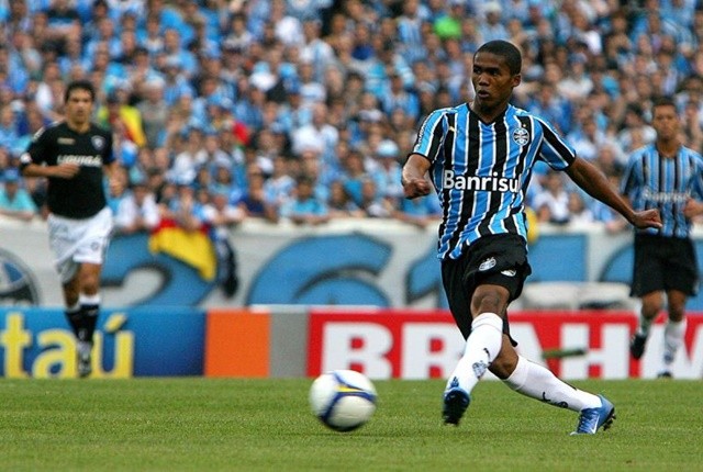 Tại sao Sir Alex Ferguson đóng vai trò quan trọng trong vụ Douglas Costa? - Bóng Đá