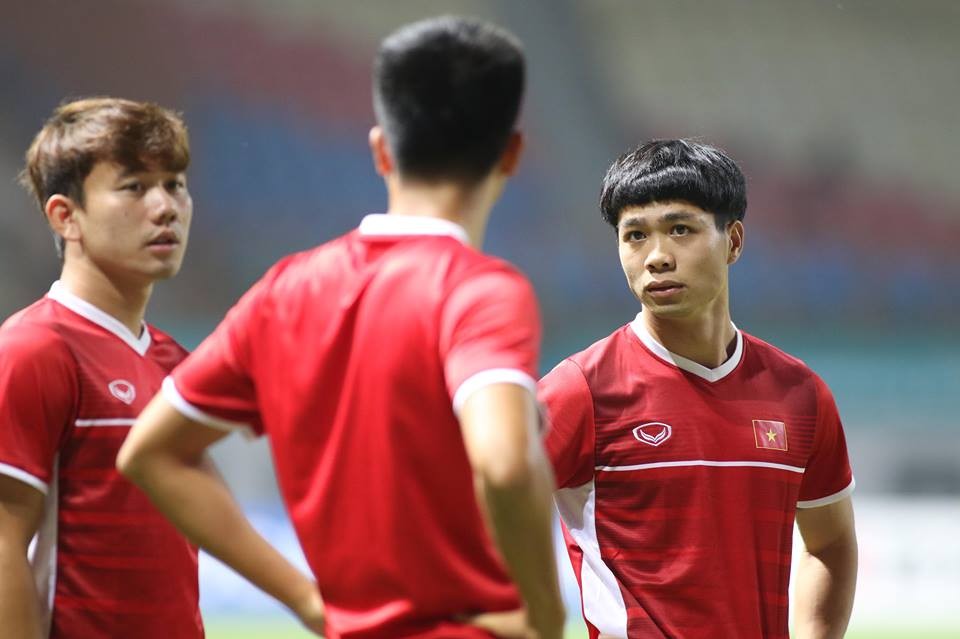 Công Phượng dự bị, Hòa Minzy miệt mài thổi kèn cổ vũ U23 Việt Nam - Bóng Đá