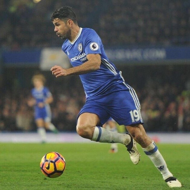 Diego Costa rạng ngời ở sân bay, sẵn sàng 