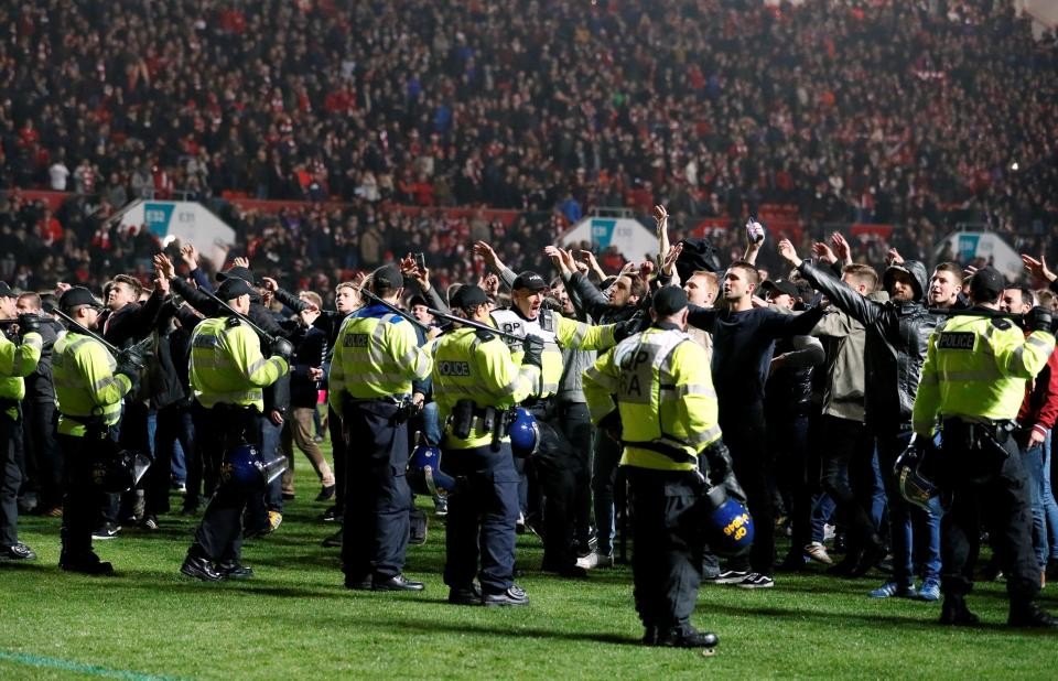 Làm nên kì tích, tập thể Bristol City quậy tung sân vận động - Bóng Đá