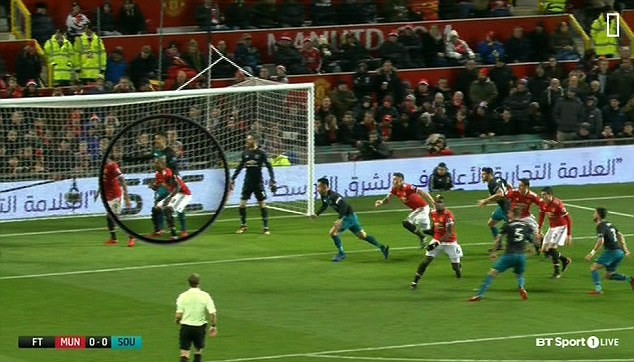 Giật chỏ đối thủ, Ashley Young đối mặt án phạt nguội - Bóng Đá