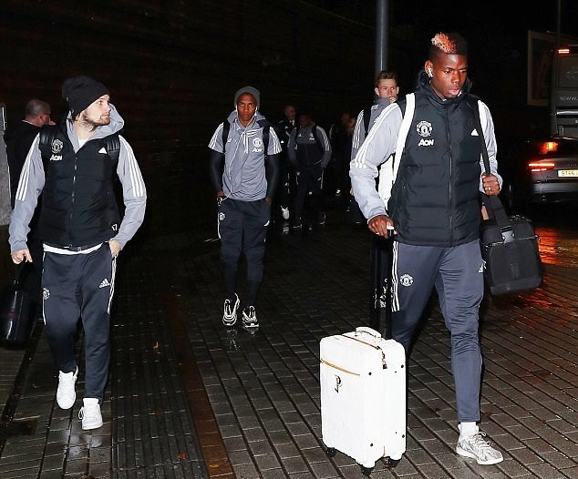 Tập thể M.U hành quân trong đêm, quyết hạ Burnley - Bóng Đá