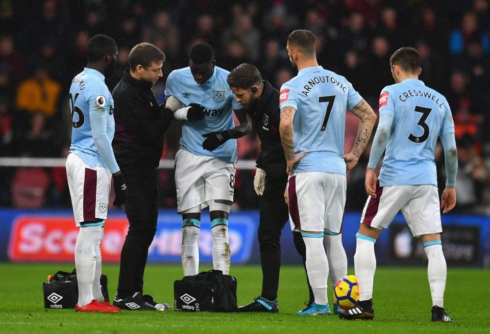 Sao West Ham hứng trọn gầm giày của đối thủ - Bóng Đá