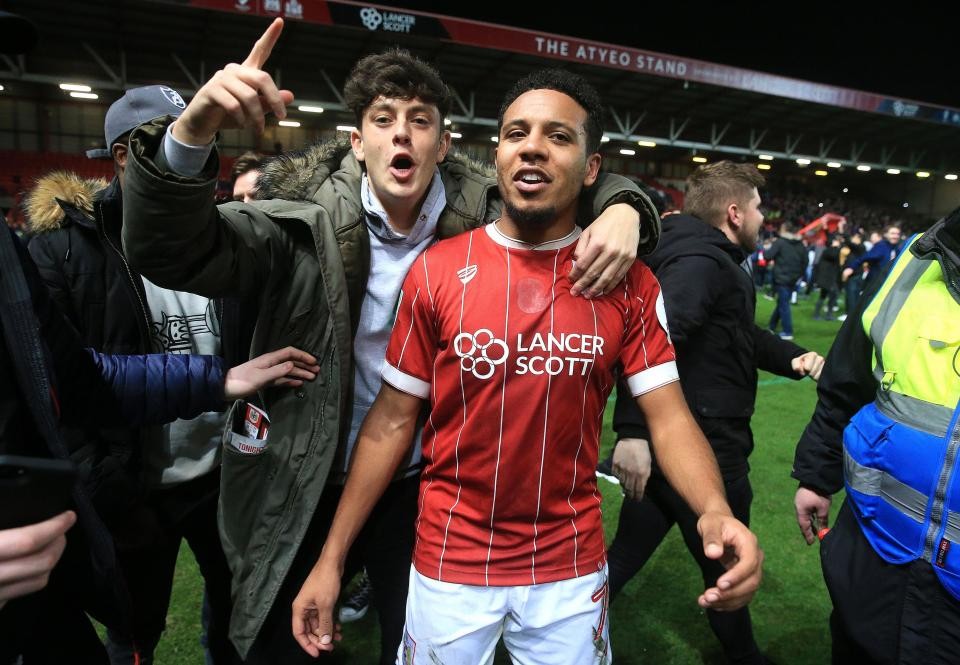Làm nên kì tích, tập thể Bristol City quậy tung sân vận động - Bóng Đá