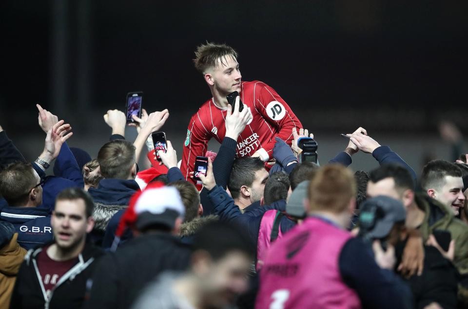 Làm nên kì tích, tập thể Bristol City quậy tung sân vận động - Bóng Đá
