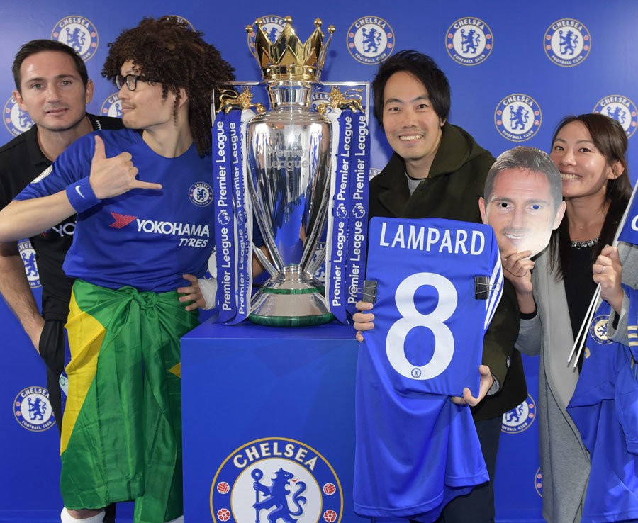 Lampard đại náo Nhật Bản, trêu đùa fan hâm mộ - Bóng Đá