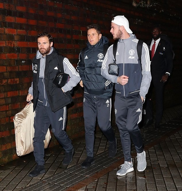 Tập thể M.U hành quân trong đêm, quyết hạ Burnley - Bóng Đá