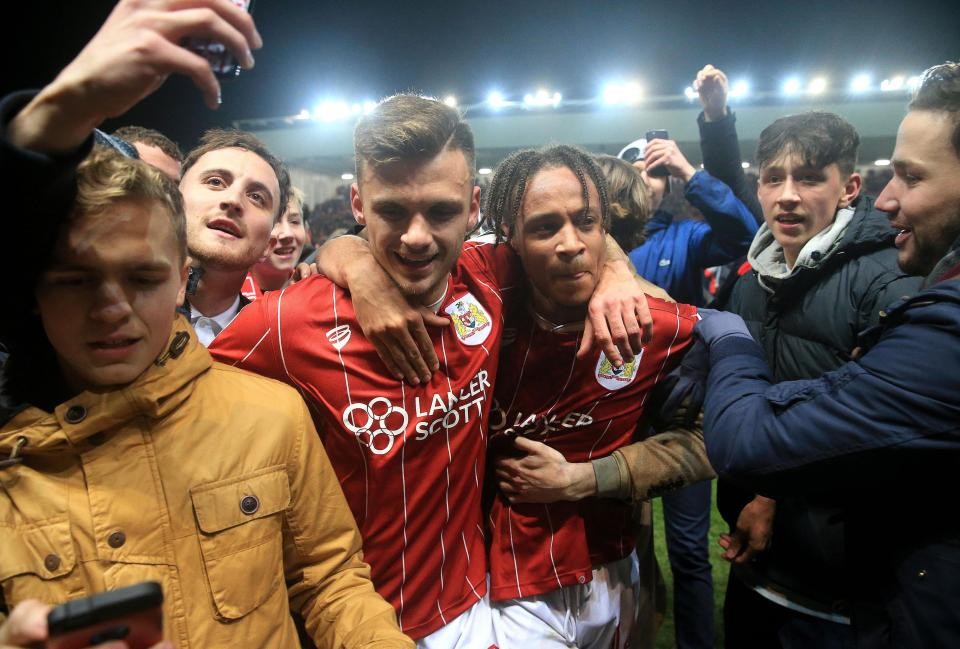 Làm nên kì tích, tập thể Bristol City quậy tung sân vận động - Bóng Đá