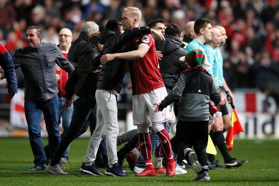 Làm nên kì tích, tập thể Bristol City quậy tung sân vận động - Bóng Đá