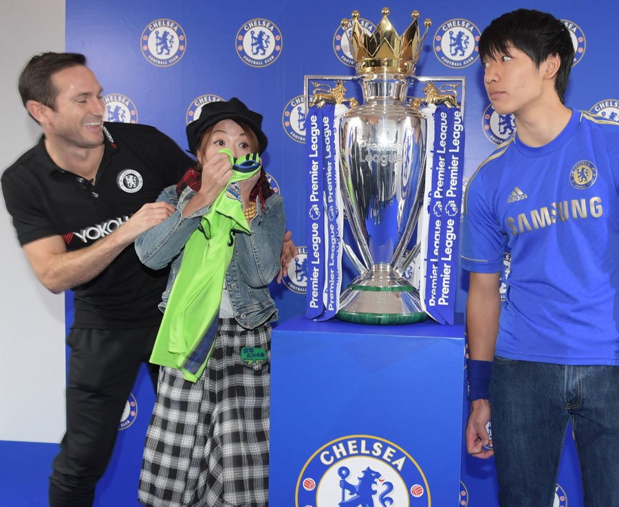 Lampard đại náo Nhật Bản, trêu đùa fan hâm mộ - Bóng Đá