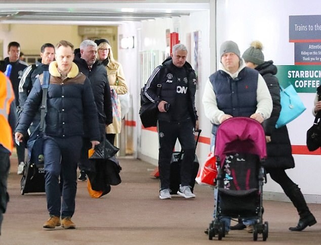 Tập thể M.U hành quân trong đêm, quyết hạ Burnley - Bóng Đá