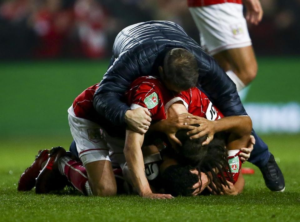 Làm nên kì tích, tập thể Bristol City quậy tung sân vận động - Bóng Đá
