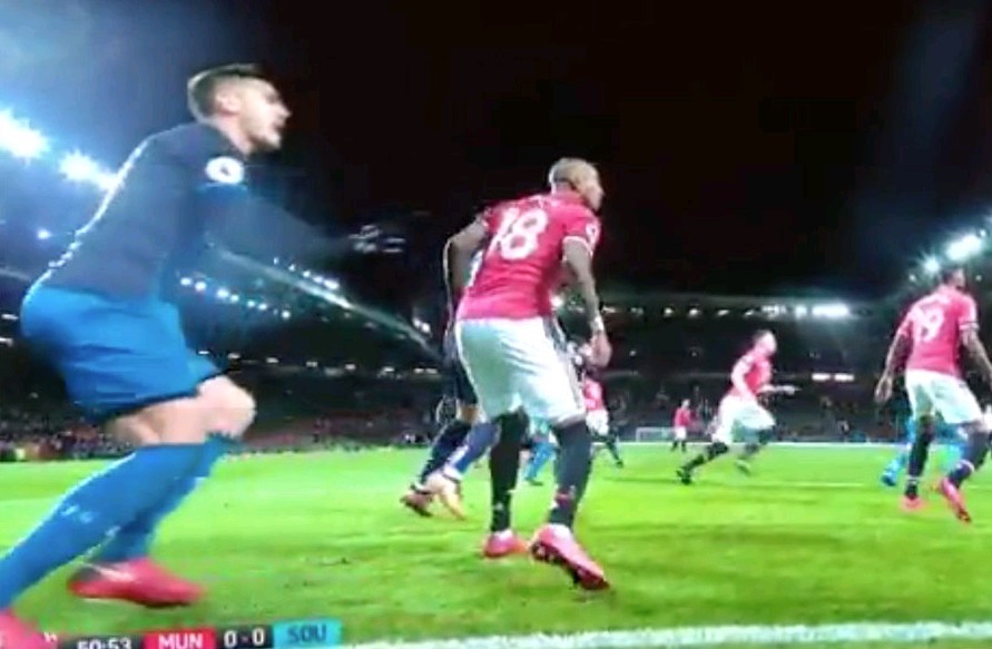 Giật chỏ đối thủ, Ashley Young đối mặt án phạt nguội - Bóng Đá