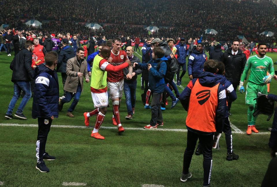 Làm nên kì tích, tập thể Bristol City quậy tung sân vận động - Bóng Đá