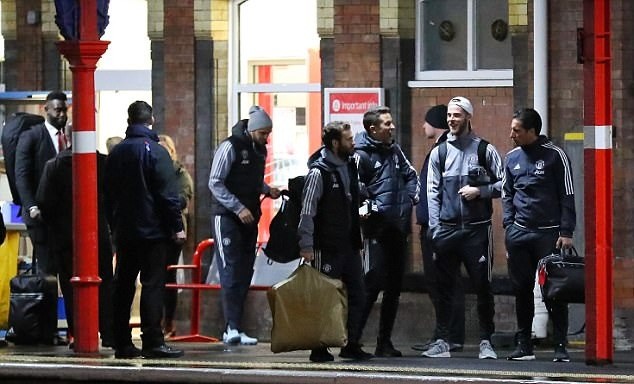 Tập thể M.U hành quân trong đêm, quyết hạ Burnley - Bóng Đá