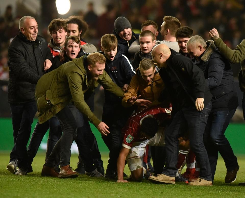 Làm nên kì tích, tập thể Bristol City quậy tung sân vận động - Bóng Đá