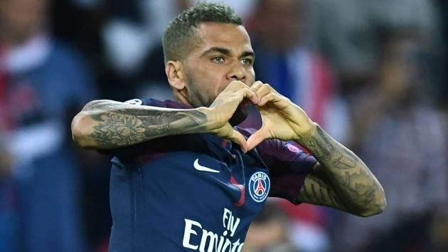Dani Alves nói điều không tưởng về cầu thủ hoàn hảo của Barca - Bóng Đá