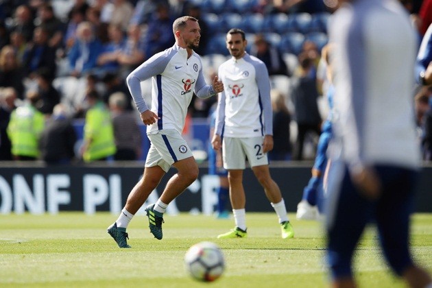 Drinkwater lẻ loi tập luyện chờ ngày ra sân cho Chelsea - Bóng Đá