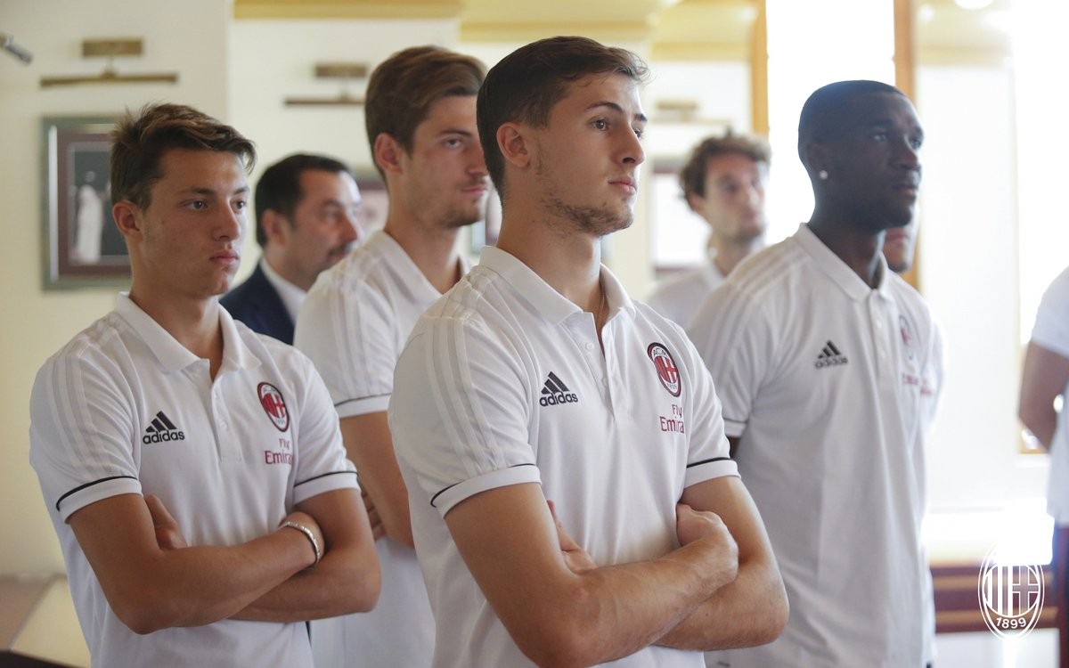 'Lận lưng' 6 trái, Milan thoải mái đi tham quan - Bóng Đá
