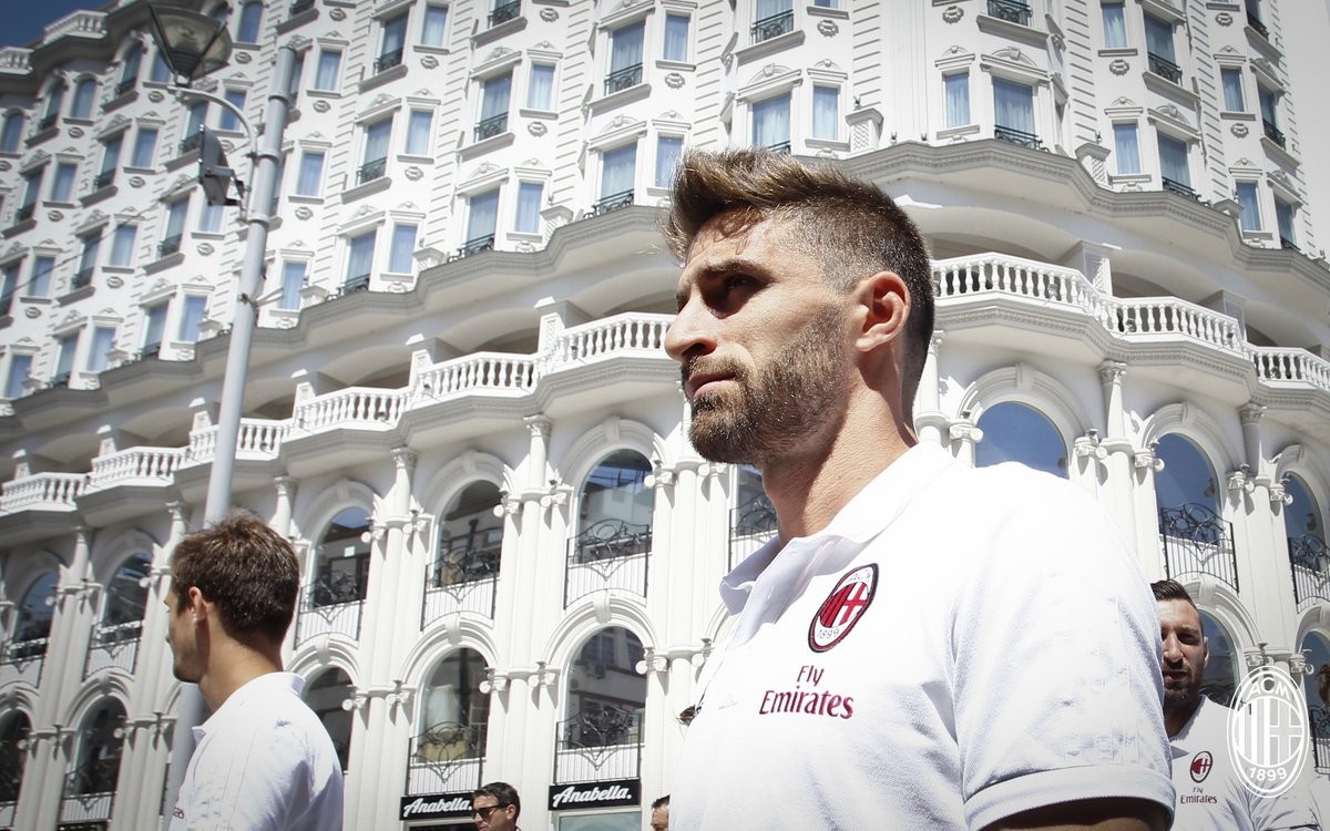 'Lận lưng' 6 trái, Milan thoải mái đi tham quan - Bóng Đá