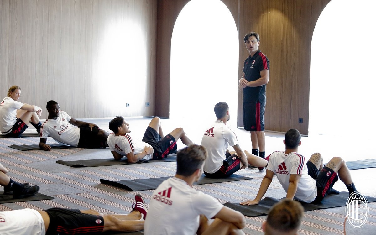 'Lận lưng' 6 trái, Milan thoải mái đi tham quan - Bóng Đá