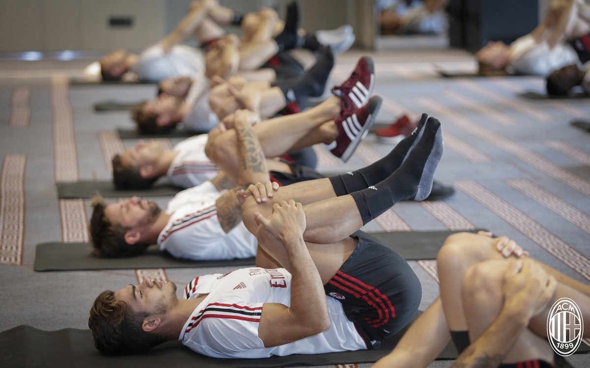 'Lận lưng' 6 trái, Milan thoải mái đi tham quan - Bóng Đá