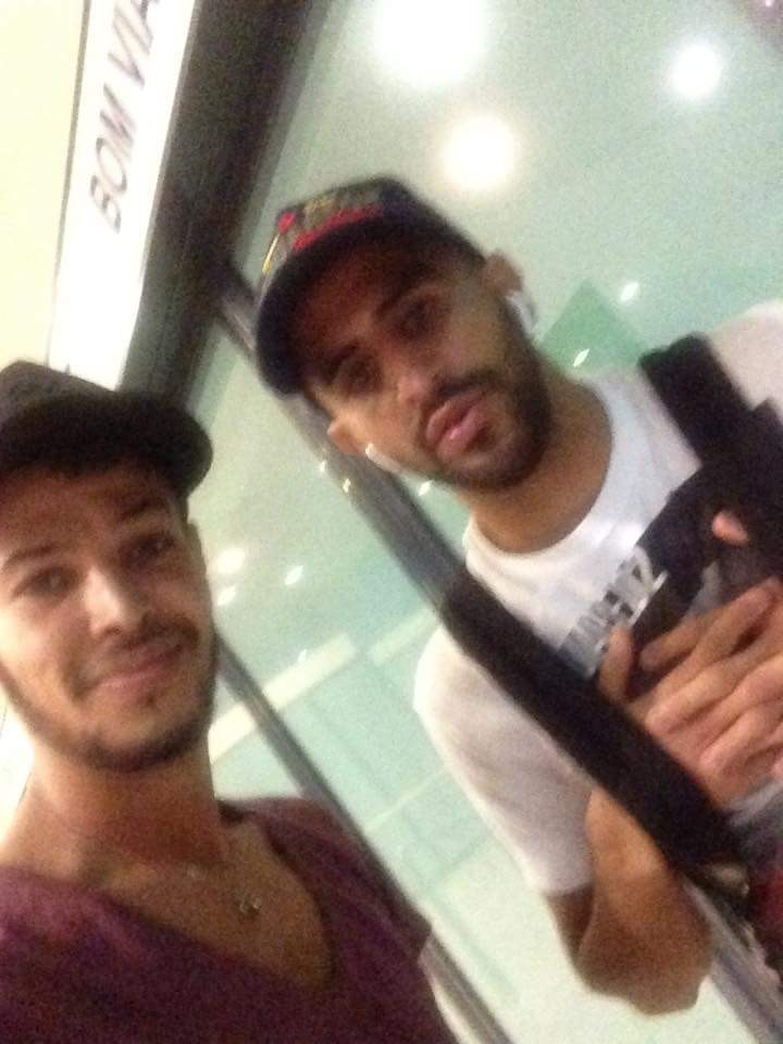 Mahrez vạ vật ở sân bay, chờ CLB mới đến rước - Bóng Đá