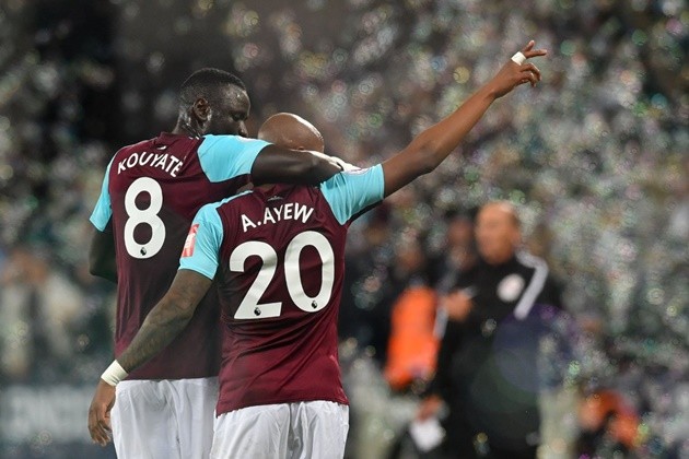 West Ham 2-0 Huddersfield: Slaven Bilic thoát hiểm - Bóng Đá