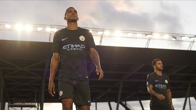 Man City tung áo đấu thứ ba - Bóng Đá