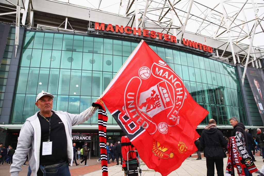 CĐV M.U nô nức đến Old Trafford, sẵn sàng 