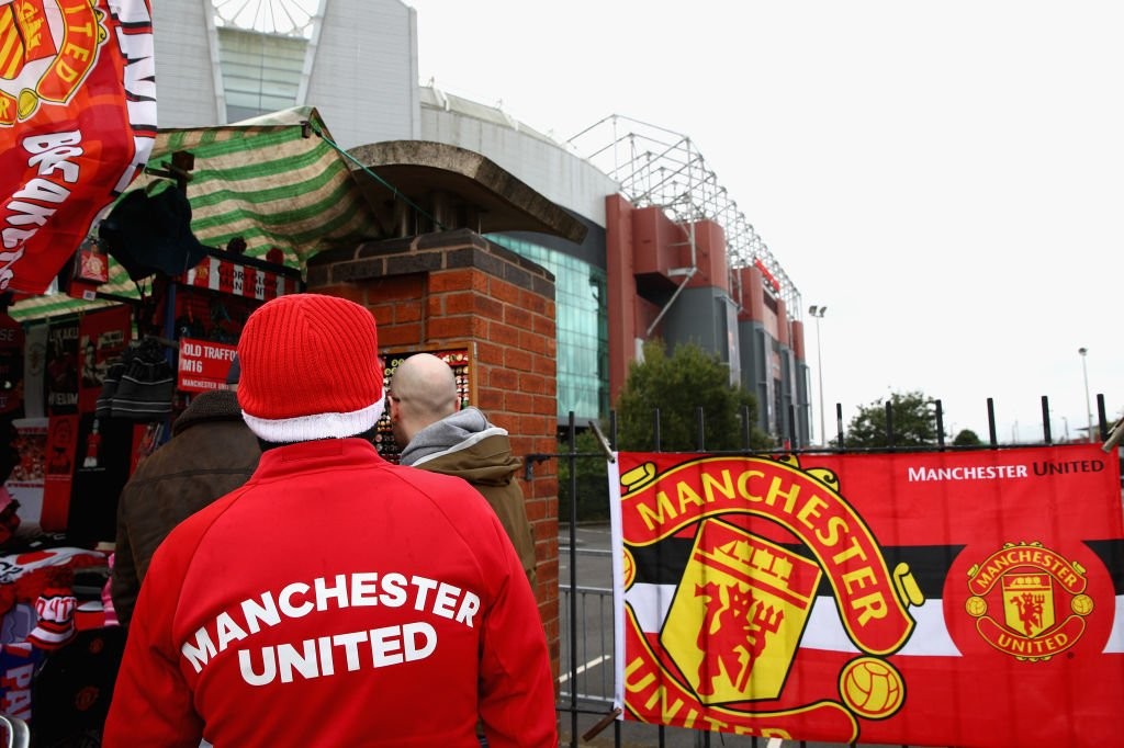 CĐV M.U nô nức đến Old Trafford, sẵn sàng 