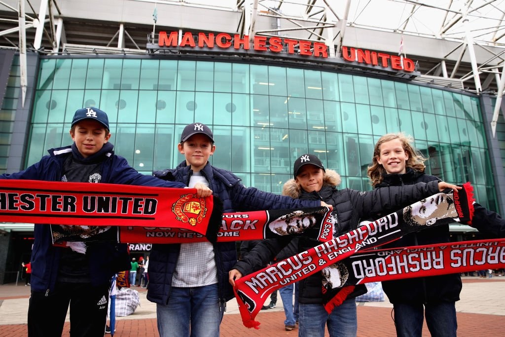CĐV M.U nô nức đến Old Trafford, sẵn sàng 