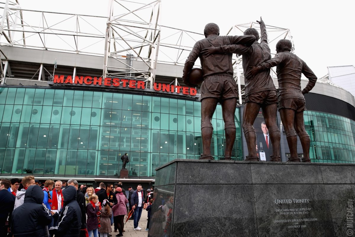 CĐV M.U nô nức đến Old Trafford, sẵn sàng 