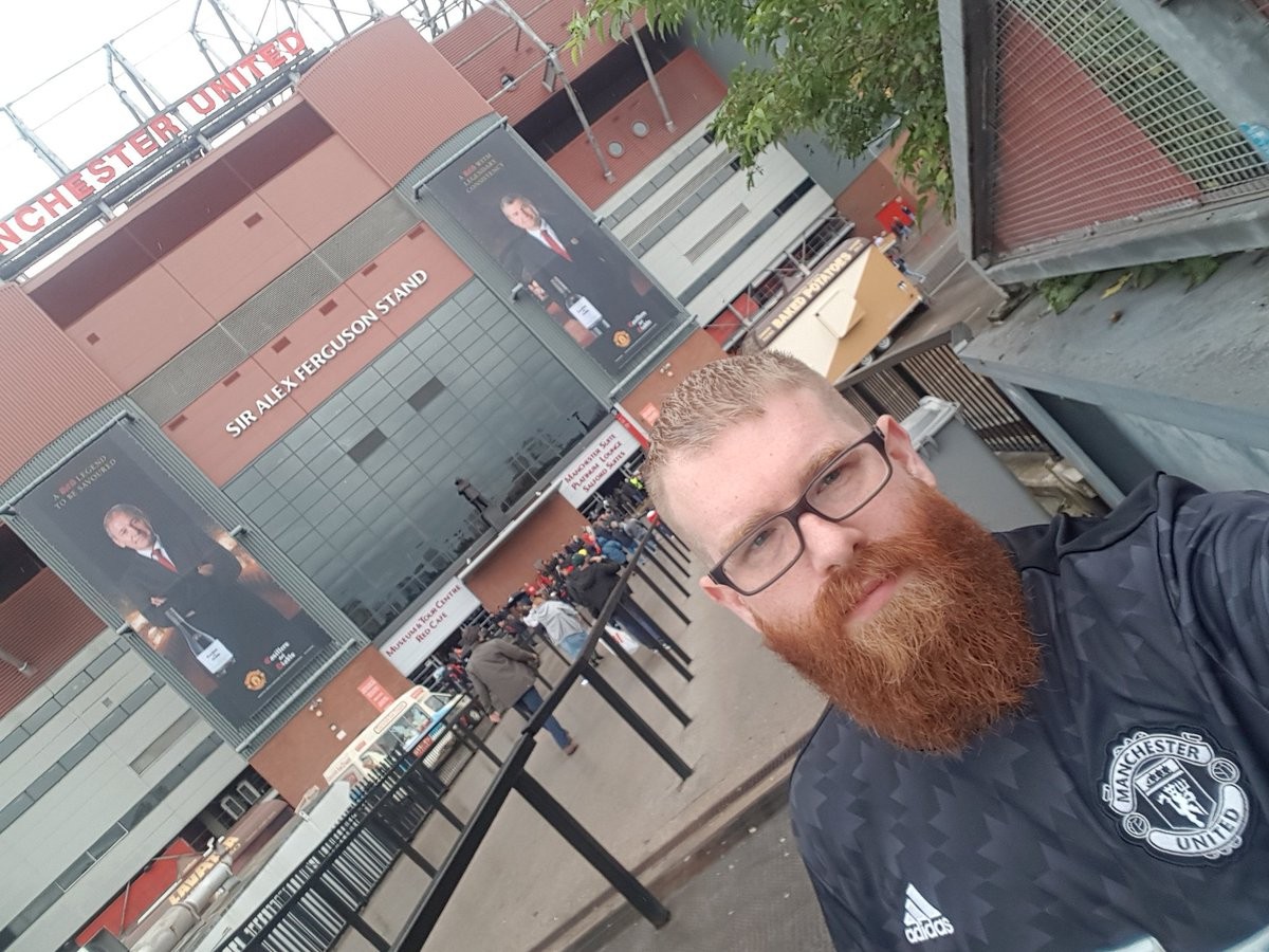 CĐV M.U nô nức đến Old Trafford, sẵn sàng 