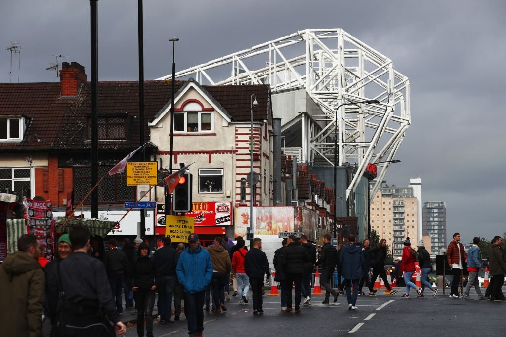 CĐV M.U nô nức đến Old Trafford, sẵn sàng 